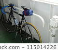 一輛公路自行車把把手掛在船內的扶手上停下來。 115014226