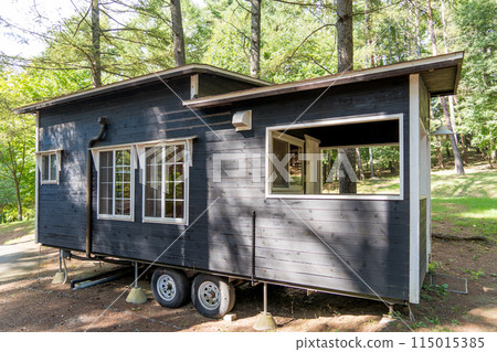 安裝在豪華露營地的拖車房 115015385