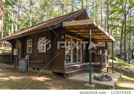 森林小屋林立的露營地風景 森林小屋林立的露營地風景 115015428