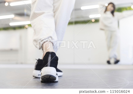 舞蹈室鏡子前跳舞的年輕女子腳 舞蹈室鏡子前跳舞的年輕女子腳 115016024