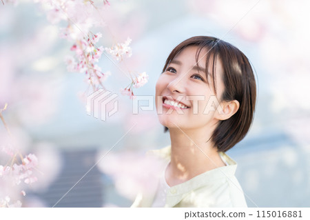 欣賞櫻花的女人 欣賞櫻花的女人 欣賞櫻花的女人 欣賞櫻花的女人 115016881