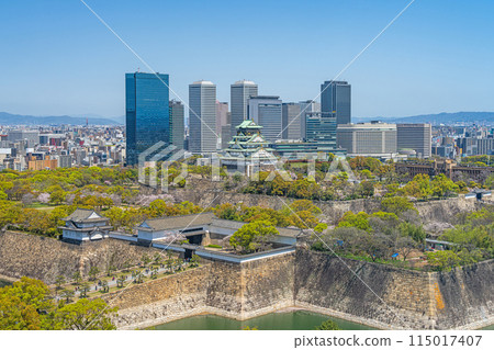 [都會風景]春天的大阪城公園和OBP建築[大阪城塔] 115017407
