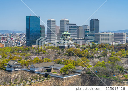 [都會風景]春天的大阪城公園和OBP建築[大阪城塔] 115017426