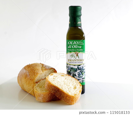 法國麵包和橄欖油法國切麵包 法國麵包和橄欖油法國切麵包 115018133