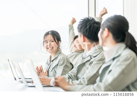 Male and female businessmen and engineers wearing work clothes and workwear doing desk work (after work, break) 115018856