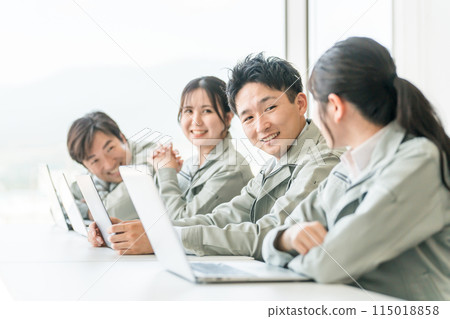 Male and female businessmen and engineers wearing work clothes and workwear doing desk work (after work, break) 115018858