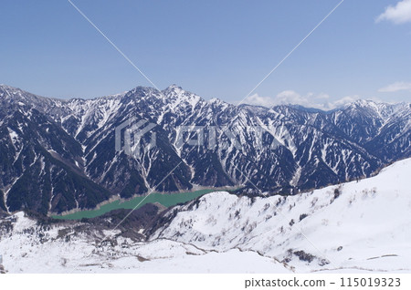 5月上旬的立山黑部阿爾卑斯山路線 - 從大觀峰展望台眺望黑部湖和卯代立山連峰 115019323