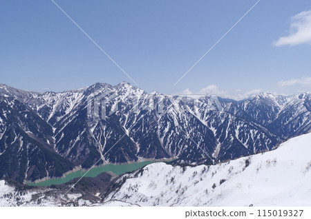 5月上旬的立山黑部阿爾卑斯山路線 - 從大觀峰展望台眺望黑部湖和卯代立山連峰 5月上旬的立山黑部阿爾卑斯山路線 - 從大觀峰展望台眺望黑部湖和卯代立山連峰 115019327