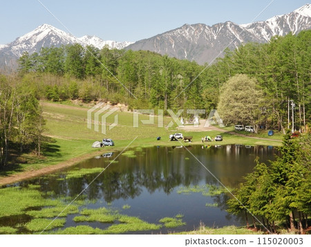 春天的中山高原露營地周圍環繞著新鮮的綠樹 115020003