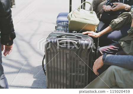 外國遊客和手提箱 115020459