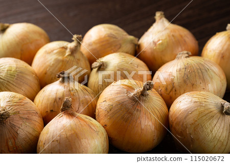 木桌上有很多洋蔥 木桌上有很多洋蔥 115020672