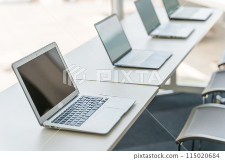 辦公室/會議室中的多台筆記型電腦 115020684