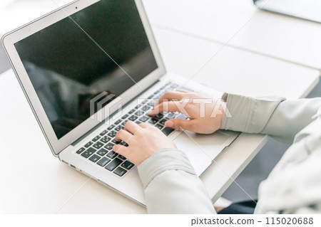 在公司/公司/辦公室使用電腦工作的穿著工作服的女性的手（業務談判、策略、分析） 115020688