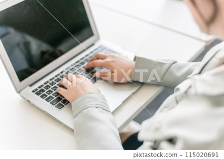 穿著西裝的男性和女性在公司/公司/辦公室使用電腦工作（商業談判、策略、分析、行銷） 115020691