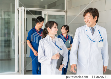 男女醫生、醫生、醫務工作者、藥劑師、研究人員、科學家(2人)走在醫院的走廊上 男女醫生、醫生、醫務工作者、藥劑師、研究人員、科學家(2人)走在醫院的走廊上 115020710