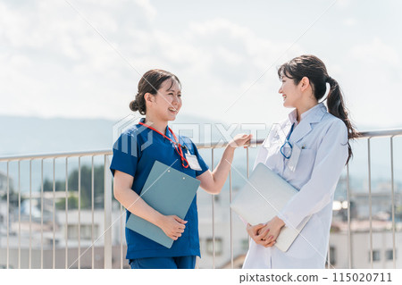 醫生、醫生、護士、醫務人員和工程師在醫院的屋頂上度過休息時間 115020711