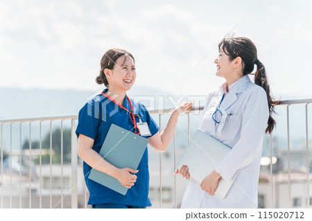 醫生、醫生、護士、醫務人員和工程師在醫院的屋頂上度過休息時間 醫生、醫生、護士、醫務人員和工程師在醫院的屋頂上度過休息時間 115020712