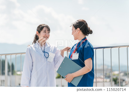 醫生、醫生、護士、醫務人員和工程師在醫院的屋頂上度過休息時間 115020714