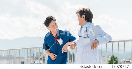 醫生、醫生、護士、醫務人員和工程師在醫院的屋頂上度過休息時間 醫生、醫生、護士、醫務人員和工程師在醫院的屋頂上度過休息時間 115020717