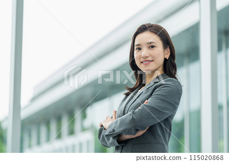 雙臂交叉的女商人 雙臂交叉的女商人 115020868