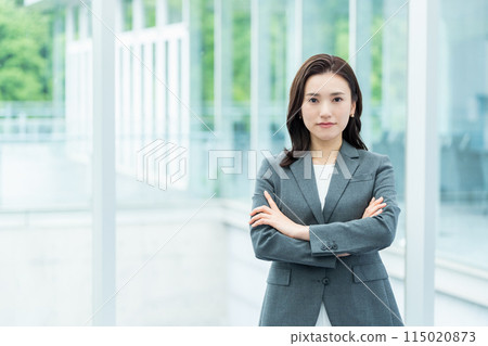 雙臂交叉的女商人 雙臂交叉的女商人 115020873