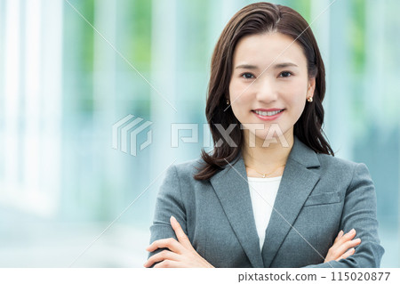 雙臂交叉的女商人 115020877