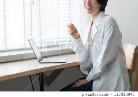 一名身穿白大褂的婦女正在接受體檢 115020943
