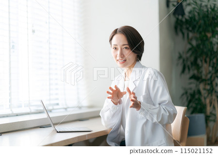 一名身穿白大褂的婦女正在接受體檢 115021152