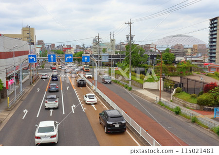 Nagoya's mysterious right-turn lane sandwiched between straight lanes (with Nagoya Dome in the background) 115021481