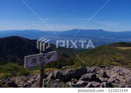 從橫貫長野縣和群馬縣的淺間山脈的常呂山（常呂登山）眺望富士山、八岳、作平的風景。 115021544
