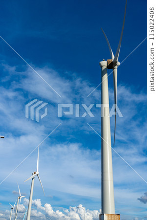 風力發電機、藍天和白雲特寫 風力發電機、藍天和白雲特寫 115022408
