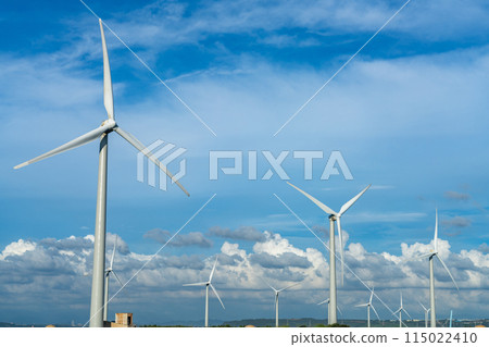 風力發電機、藍天和白雲特寫 風力發電機、藍天和白雲特寫 115022410