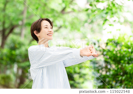 A woman relaxing in the fresh greenery 115022548
