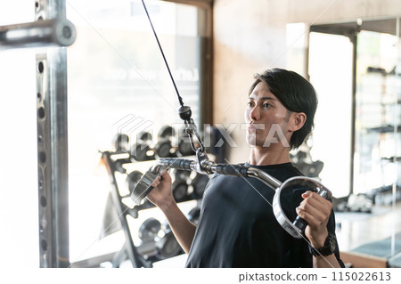 年輕的亞洲男子在健身房/訓練館訓練背部（高位下拉） 115022613
