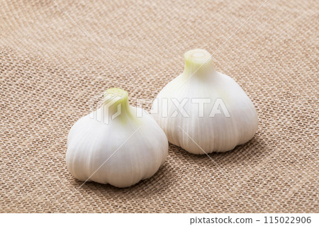 生大蒜、收穫的生大蒜、新鮮收穫的大蒜、健康蔬菜 生大蒜、收穫的生大蒜、新鮮收穫的大蒜、健康蔬菜 115022906