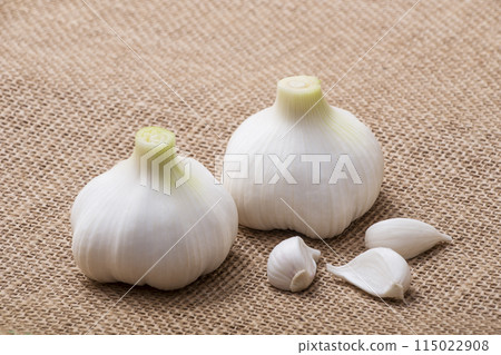 生大蒜、收穫的生大蒜、新鮮收穫的大蒜、健康蔬菜 115022908