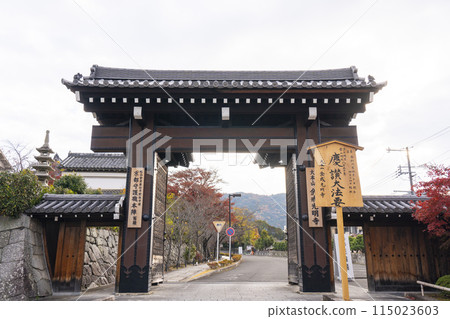 Kurodani Konkai Komyoji Temple: Korean Gate surrounded by autumn leaves Kurodani Konkai Komyoji Temple: Korean Gate surrounded by autumn leaves 115023603