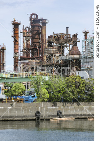 Factory plant in the Keihin Industrial Zone along the coast 115023648