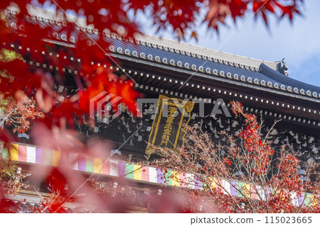 Kurodani Konkai Komyoji Temple's mountain gate surrounded by autumn leaves Kurodani Konkai Komyoji Temple's mountain gate surrounded by autumn leaves 115023665