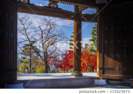 Kurodani Konkai Komyoji Temple's mountain gate surrounded by autumn leaves Kurodani Konkai Komyoji Temple's mountain gate surrounded by autumn leaves 115023673