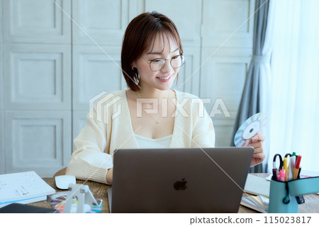 在家用電腦工作的女設計師 115023817