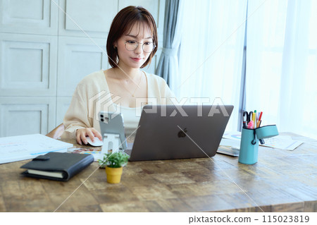 在家用電腦工作的女設計師 在家用電腦工作的女設計師 115023819
