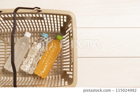 購買塑膠瓶裝的飲料。購物車裡的瓶裝飲料。 115024992