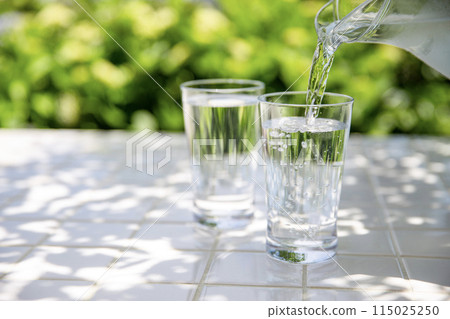 在樹蔭下的桌子上倒水。 115025250