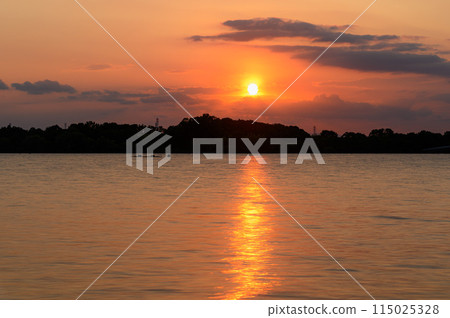 夕陽的天空和埼玉湖的壯麗景色（埼玉縣戶田市） 115025328