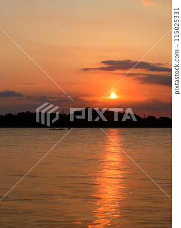 夕陽的天空和埼玉湖的壯麗景色（埼玉縣戶田市） 115025331
