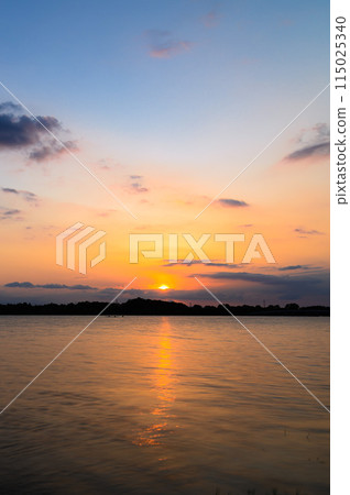 A spectacular view of the sunset and Lake Asahi (Toda City, Saitama Prefecture) A spectacular view of the sunset and Lake Asahi (Toda City, Saitama Prefecture) 115025340
