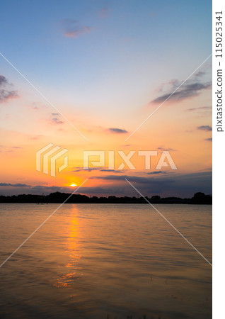 A spectacular view of the sunset and Lake Asahi (Toda City, Saitama Prefecture) 115025341