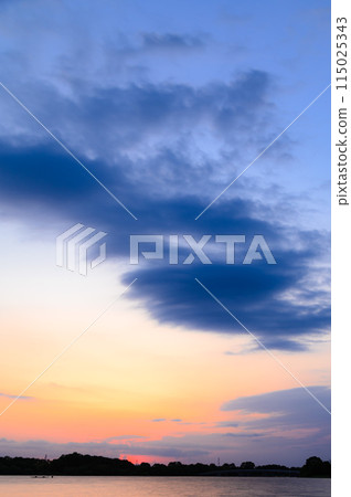 A spectacular view of the sunset and Lake Asahi (Toda City, Saitama Prefecture) A spectacular view of the sunset and Lake Asahi (Toda City, Saitama Prefecture) 115025343