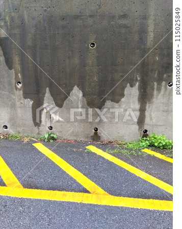 雨天高架鐵路下的擋土牆 雨天高架鐵路下的擋土牆 115025849
